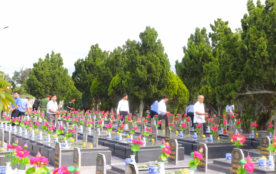 Đông đảo cán bộ, nhân dân trên địa bàn thị xã An Khê về thắp nén hương thơm trên các phần mộ tưởng nhớ công ơn các Anh hùng, liệt sĩ đã hy sinh vì độc lập dân tộc. Ảnh: Ngọc Minh