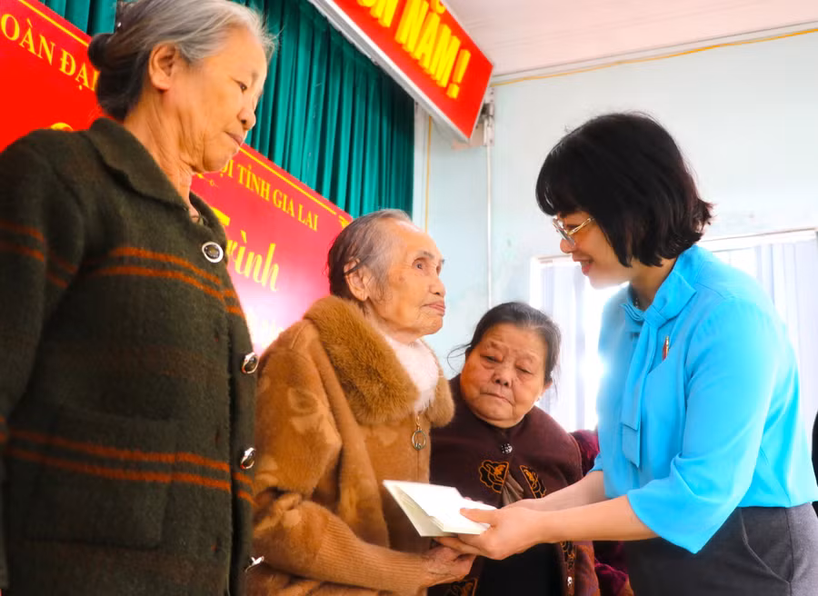Bà Nguyễn Thị Mai Phương-Phó Chủ nhiệm Ủy ban Pháp luật của Quốc hội, đại biểu Quốc hội tỉnh Gia Lai tặng quà người có công với cách mạng ở thị xã An Khê. Ảnh: Ngọc Minh