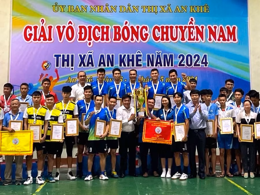 Đại diện Ban tổ chức Giải vô địch bóng chuyền nam thị xã An Khê trao giải cho các đội đạt thành tích. Ảnh: An Phát