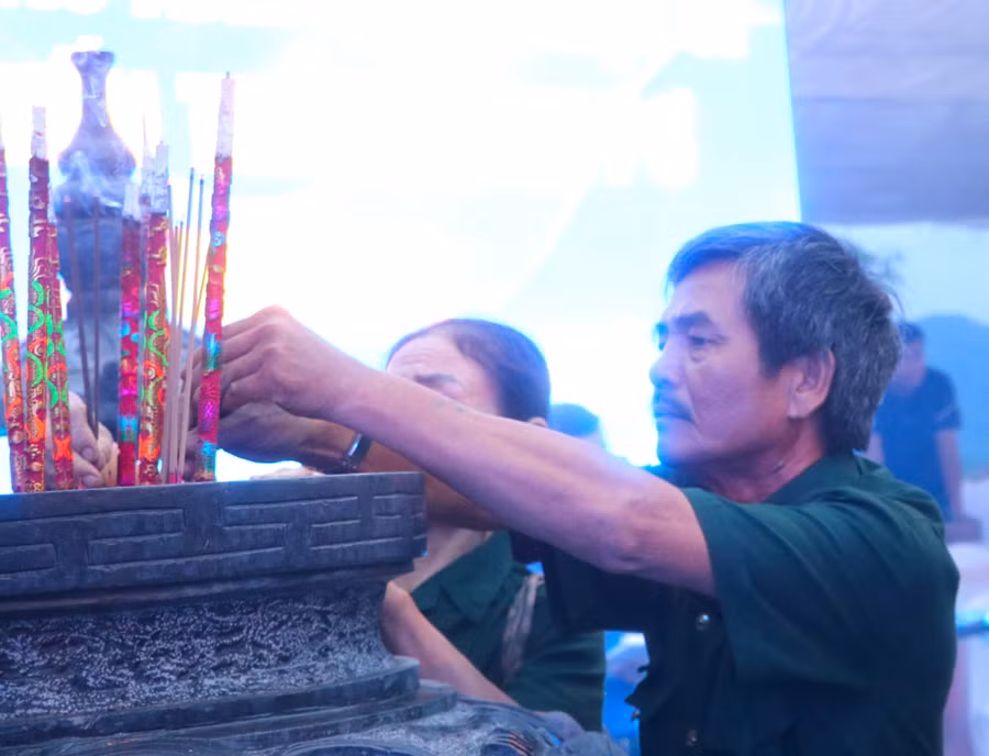 Nhiều cựu chiến binh trên địa bàn huyện Đak Pơ cũng về thắp hương, tưởng nhớ những Anh hùng liệt sĩ. Ảnh: Ngọc Minh Nhiều cựu chiến binh trên địa bàn huyện Đak Pơ cũng về thắp hương, tưởng nhớ những Anh hùng liệt sĩ. Ảnh: Ngọc Minh