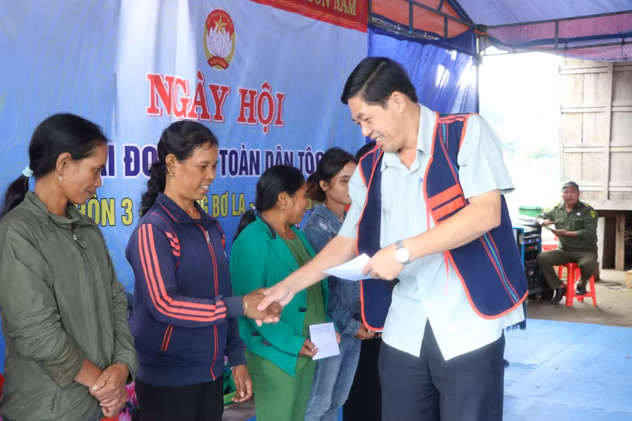Bí thư Huyện ủy, Chủ tịch HĐND huyện Kbang Nguyễn Hữu Tuyến tặng 11 suất quà (500 ngàn đồng/suất) cho 11 hộ nghèo ở thôn 3, xã Kông Pla. Ảnh: Ngọc Minh