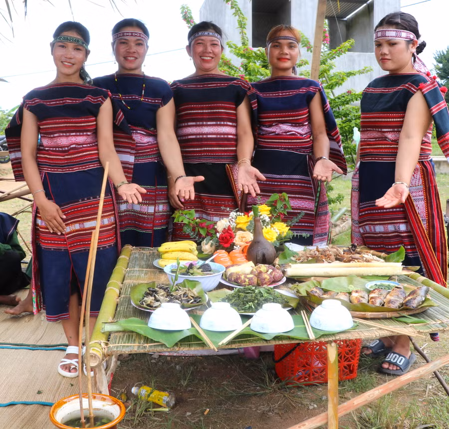 Nhóm phụ nữ đội nghệ nhân làng Pốt, xã Song An, thị xã An Khê tham gia thi nấu các món ăn truyền thống. Ảnh: Ngọc Minh