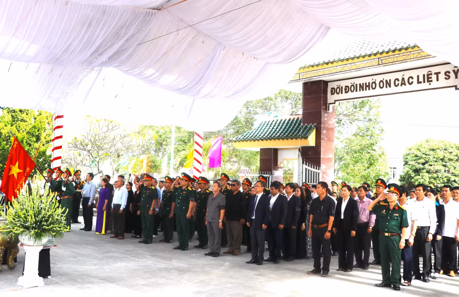 Các đại biểu dự lễ truy điệu và an táng 6 hài cốt liệt sĩ hy sinh trong kháng chiến chống Mỹ cứu nước. Ảnh: Ngọc Minh