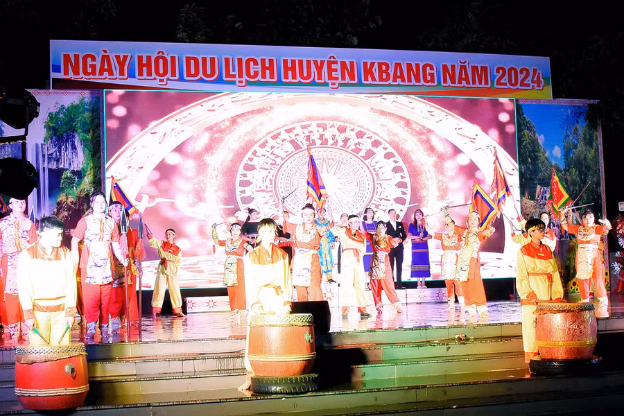 Tiết mục trống hội Tây Sơn hào kiệt, góp phần cho chương trình văn nghệ thêm đậm đà bản sắc truyền thống văn hóa. Ảnh: Đức Thụy