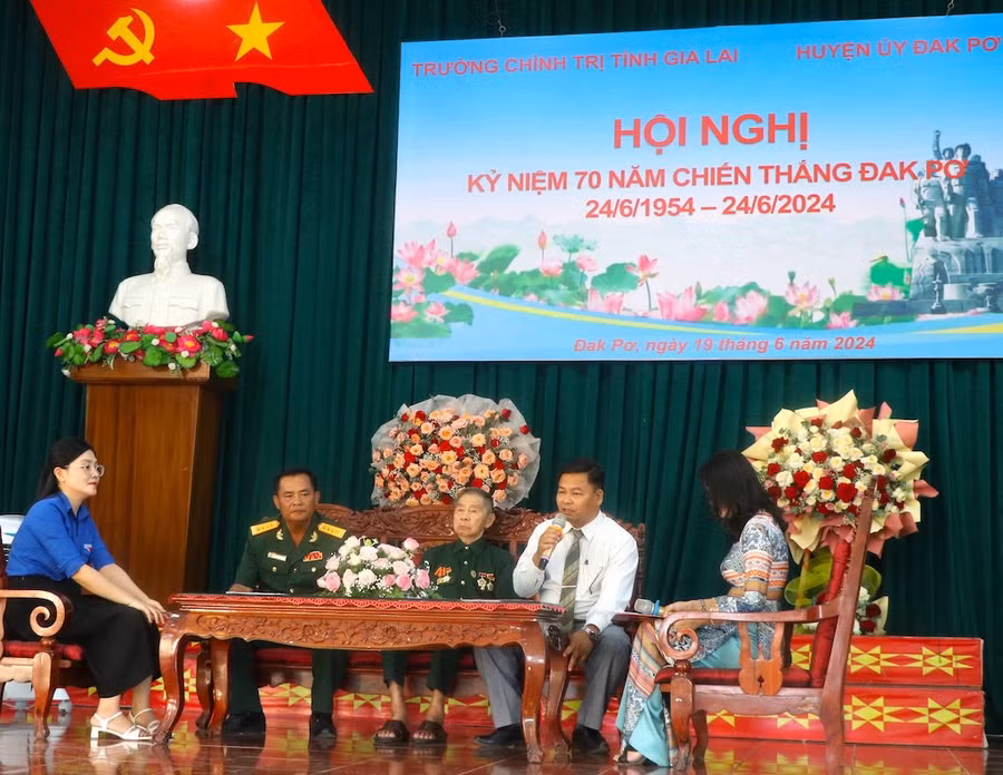 Cuộc trò chuyện giữa cựu chiến binh từng tham gia trận đánh Đak Pơ, lãnh đạo huyện Đak Pơ với thế hệ trẻ tại hội nghị kỷ niệm 70 năm Chiến thắng Đak Pơ. Ảnh: Ngọc Minh