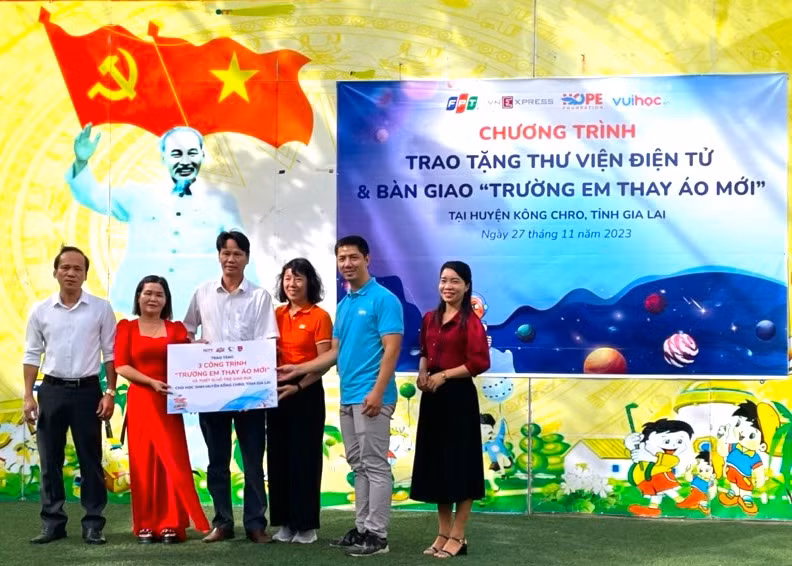 Đại diện Quỹ Hy vọng, Báo VnExpress, Tập đoàn FPT, Công ty Vuihoc bàn giao “Trường em thay áo mới” cho trường học trên địa bàn huyện Kông Chro. Ảnh: Phương Liên Đại diện Quỹ Hy vọng, Báo VnExpress, Tập đoàn FPT, Công ty Vuihoc bàn giao “Trường em thay áo mới” cho trường học trên địa bàn huyện Kông Chro. Ảnh: Phương Liên