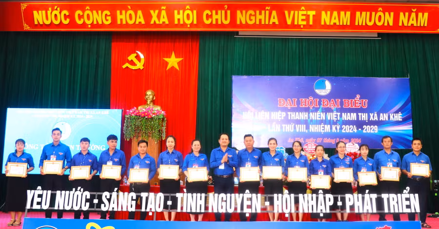 Tặng giấy khen các cá nhân có thành tích xuất sắc trong công tác Hội và phong trào thanh niên nhiệm kỳ 2019-2024. Ảnh: Ngọc Minh