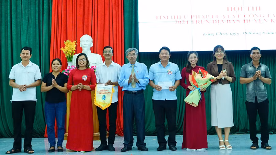 Đại diện Ban tổ chức hội thi tìm hiểu pháp luật về lĩnh vực công tác dân tộc huyện Kông Chro trao giải nhất cho đội thi thị trấn Kông Chro. Ảnh Thu Ngọc