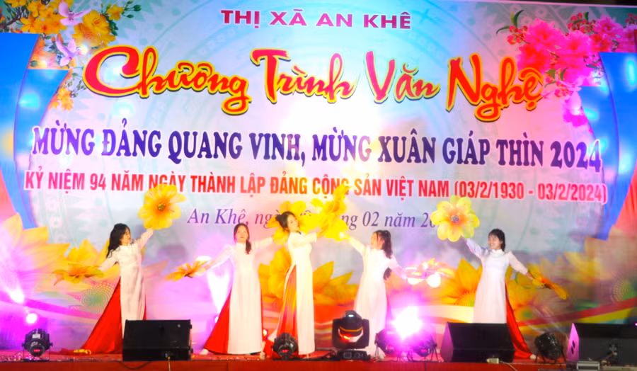Thị xã An Khê tổ chức chương trình văn nghệ mừng Đảng quang vinh, mừng Xuân Giáp Thìn năm 2024 trước khi bắn pháo hoa. Ảnh: Ngọc Minh