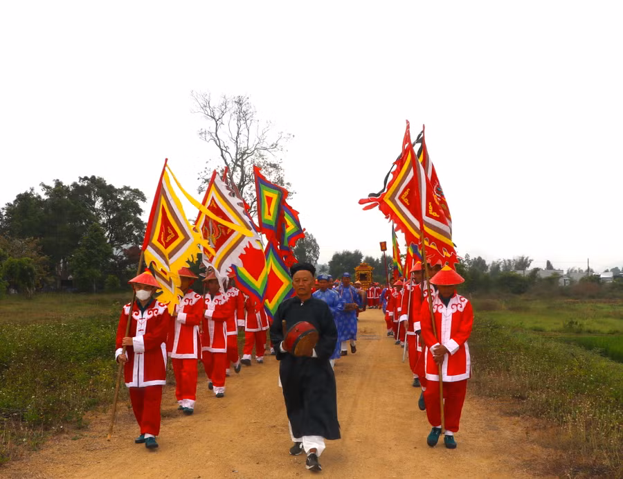 Đúng 7 giờ 30 phút sáng mùng 10-2 âm lịch, Ban Nghi lễ đình An Khê cùng các bô lão, đội nghênh long đình tiến hành nghinh sắc thần từ An Khê đình trở lại An Khê trường. Ảnh: Ngọc Minh