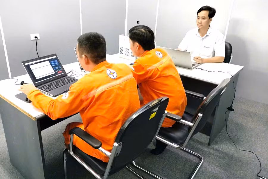 Các thí sinh thi phần thi trắc nghiệm trên phần mềm E-learning tại Nhà máy Thủy điện Ka Nak. Ảnh: Thu Hoài