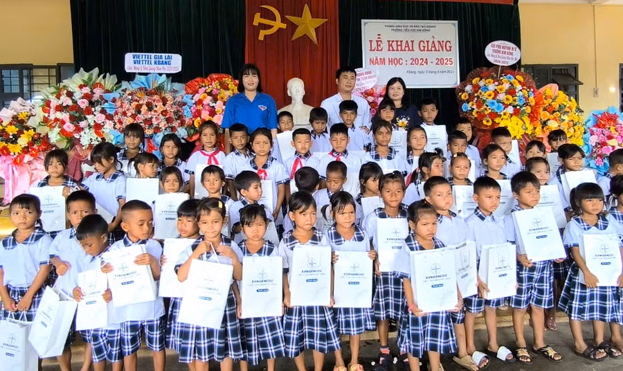 Các em học sinh nghèo vượt khó học giỏi Trường Tiểu học Kim Đồng (huyện Kbang, tỉnh Gia Lai) háo hức nhận quà của Công ty Thủy điện An Khê-Ka Nak. Ảnh: Thu Hoài