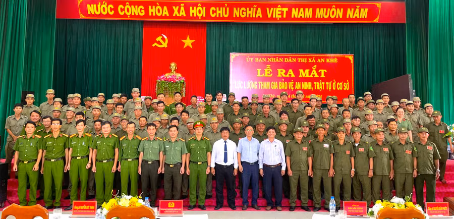 Lực lượng tham gia bảo vệ an ninh, trật tự cơ sở trên địa bàn thị xã An Khê chụp hình lưu niệm cùng lãnh đạo Thị ủy, HĐND, UBND, Công an thị xã An Khê. Ảnh: Ngọc Minh