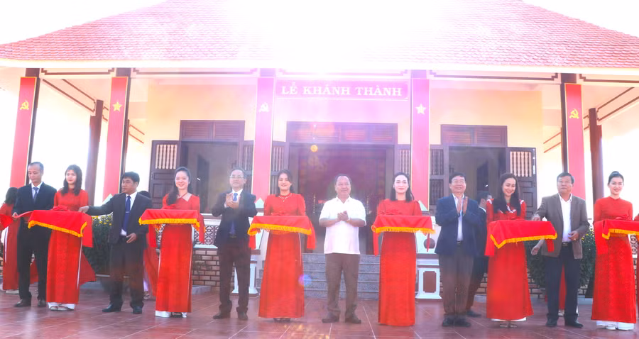 Các đồng chí lãnh đạo tỉnh, thị xã An Khê cắt băng khánh thành “Đền thờ liệt sĩ, Anh hùng lực lượng vũ trang nhân dân Đỗ Trạc-Bí thư Chi bộ Đảng Cộng sản đầu tiên của An Khê và các liệt sĩ xã Cửu An”. Ảnh: Ngọc Minh Các đồng chí lãnh đạo tỉnh, thị xã An Khê cắt băng khánh thành “Đền thờ liệt sĩ, Anh hùng lực lượng vũ trang nhân dân Đỗ Trạc-Bí thư Chi bộ Đảng Cộng sản đầu tiên của An Khê và các liệt sĩ xã Cửu An”. Ảnh: Ngọc Minh