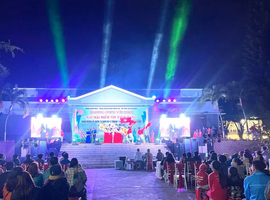Các tiết mục văn nghệ đã mang lại nhiều cung bậc cảm xúc cho người dân thị xã An Khê. Ảnh: Ngọc Minh