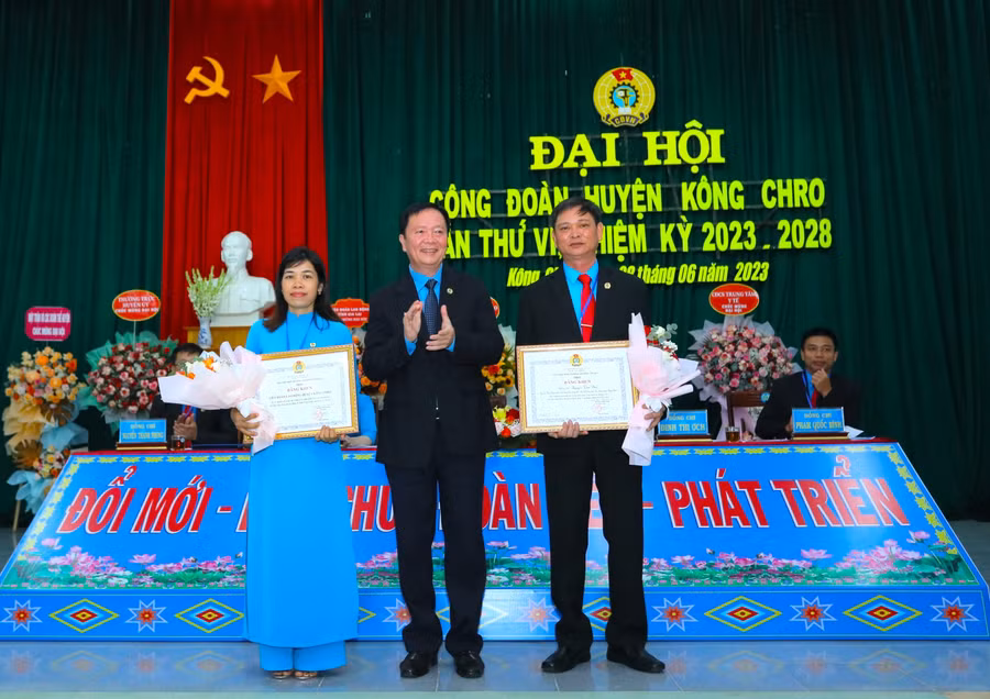 Phó Chủ tịch Thường trực LĐLĐ tỉnh Nguyễn Ngọc Minh (đứng giữa) trao bằng khen cho các cá nhân có thành tích xuất sắc. Ảnh: Ngọc Minh