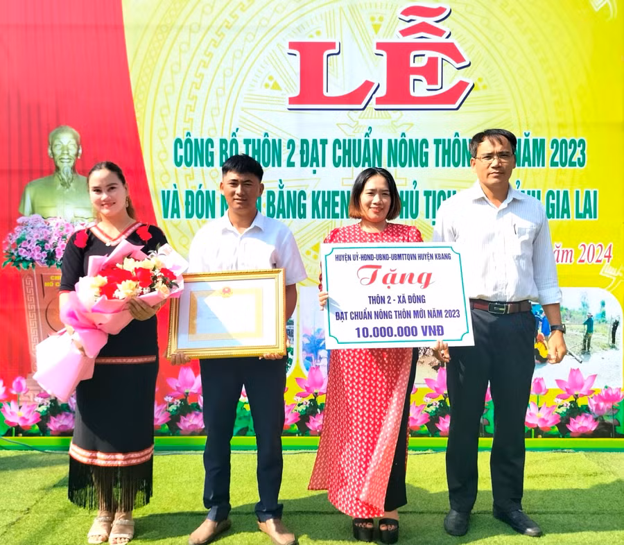 Ông Lê Thanh Sơn (bìa phải)-Phó Chủ tịch UBND huyện Kbang trao quyết của Chủ tịch UBND huyện Kbang công nhận thôn 2, xã Đông đạt chuẩn thôn NTM và trao tặng suất quà của Huyện ủy, HĐND, UBND, Ủy ban MTTQ Việt Nam huyện Kbang cho thôn 2. Ảnh: Hữu Nỏ Ông Lê Thanh Sơn (bìa phải)-Phó Chủ tịch UBND huyện Kbang trao quyết của Chủ tịch UBND huyện Kbang công nhận thôn 2, xã Đông đạt chuẩn thôn NTM và trao tặng suất quà của Huyện ủy, HĐND, UBND, Ủy ban MTTQ Việt Nam huyện Kbang cho thôn 2. Ảnh: Hữu Nỏ