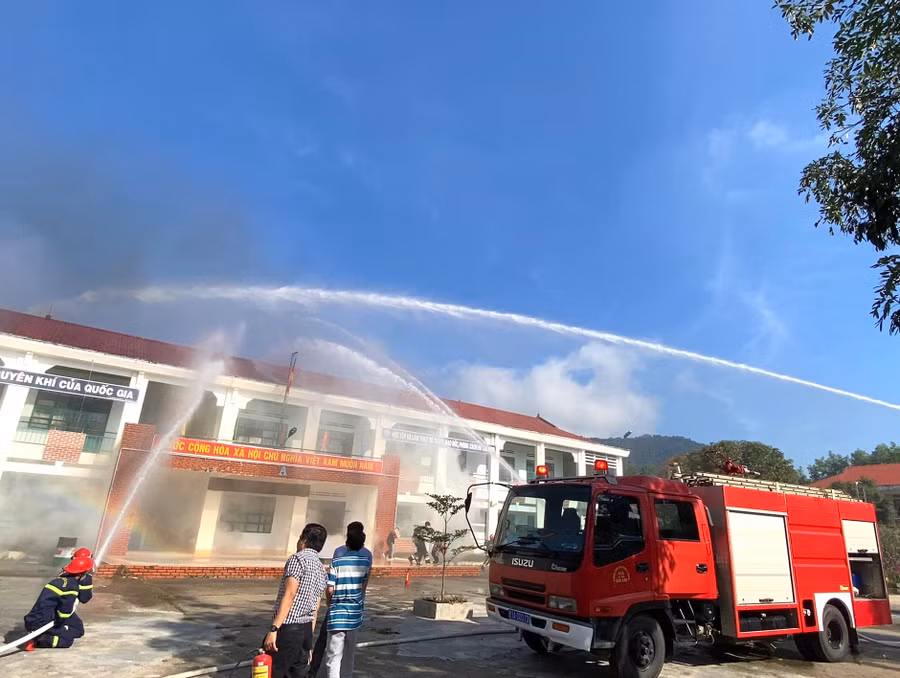 Thực tập phương án chữa cháy và cứu nạn cứu hộ tại Trường THPT Nguyễn Trãi (thị xã An Khê). Ảnh: An Phát