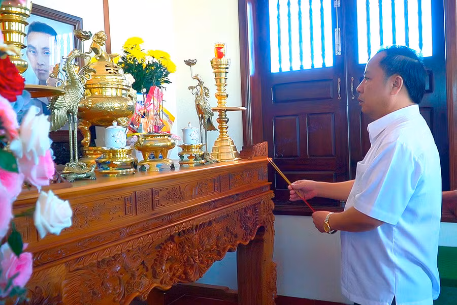 Đồng chí Châu Ngọc Tuấn- Phó Bí thư Thường trực Tỉnh ủy, Trưởng đoàn đại biểu Quốc hội tỉnh dâng hương tại Đền thờ liệt sĩ, Anh hùng lực lượng vũ trang nhân dân Đỗ Trạc. Ảnh: Đức Thụy Đồng chí Châu Ngọc Tuấn- Phó Bí thư Thường trực Tỉnh ủy, Trưởng đoàn đại biểu Quốc hội tỉnh dâng hương tại Đền thờ liệt sĩ, Anh hùng lực lượng vũ trang nhân dân Đỗ Trạc. Ảnh: Đức Thụy