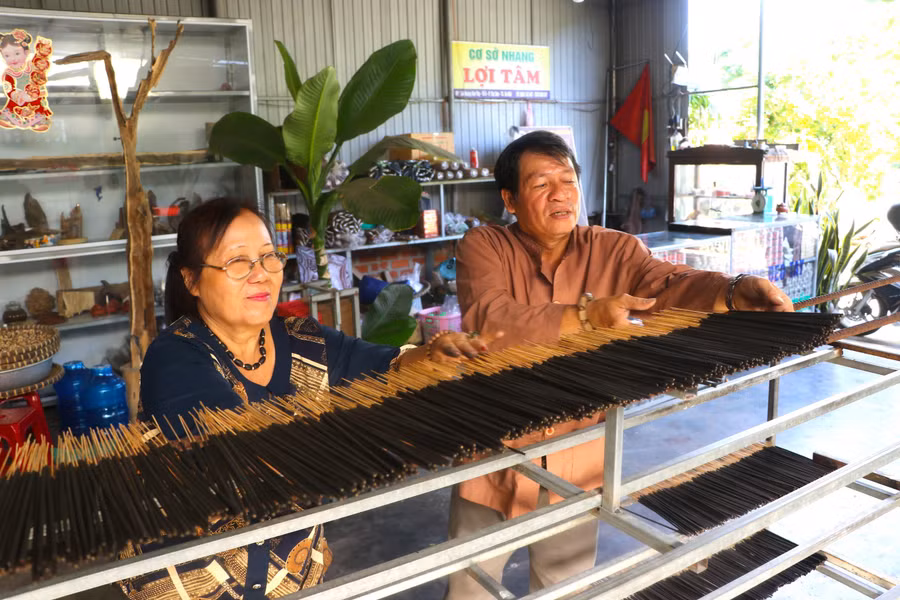 Gia đình ông Nguyễn Thanh Tâm (tổ 6, phường Tây Sơn, thị xã An Khê, tỉnh Gia Lai) có nguồn thu nhập ổn định từ nghề sản xuất nhang. Ảnh Ngọc Minh Gia đình ông Nguyễn Thanh Tâm (tổ 6, phường Tây Sơn, thị xã An Khê, tỉnh Gia Lai) có nguồn thu nhập ổn định từ nghề sản xuất nhang. Ảnh Ngọc Minh
