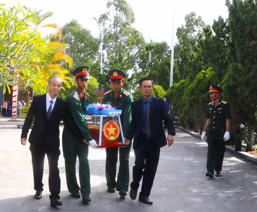 Các đồng chí lãnh đạo thị xã An Khê di chuyển quách hài cốt liệt sĩ về an táng tại Nghĩa trang Liệt sĩ thị xã An Khê. Ảnh: Ngọc Minh