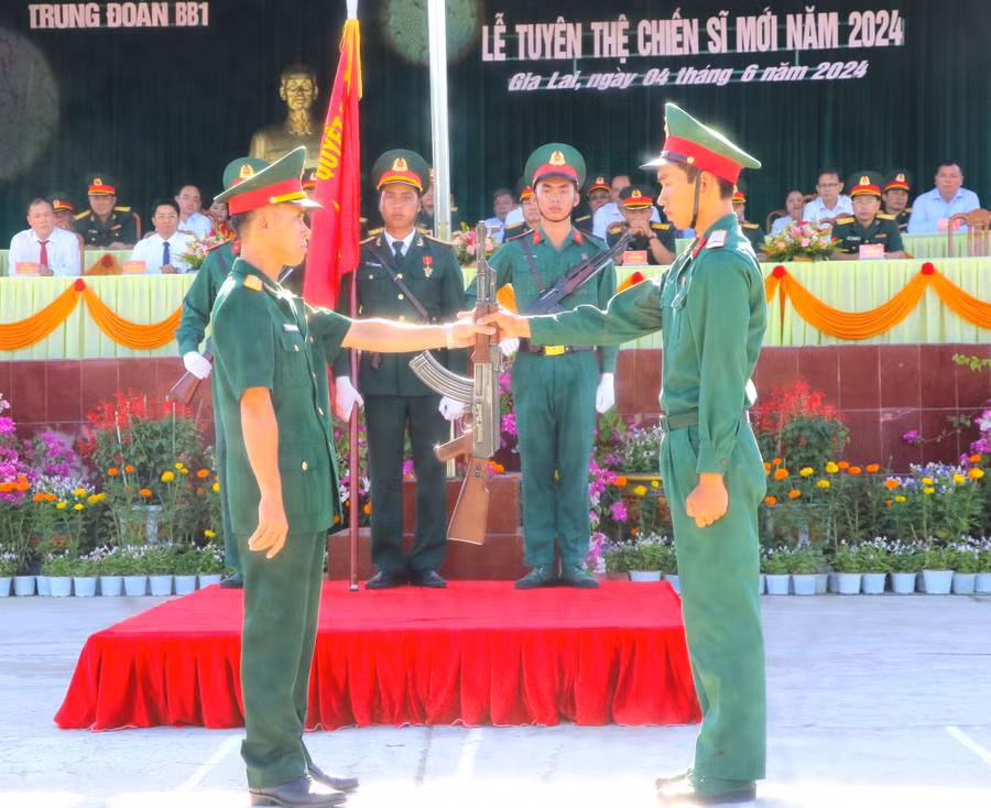 Nghi thức trao, nhận vũ khí, đánh dấu mốc quan trọng trong cuộc đời mỗi chiến sĩ. Ảnh Ngọc Minh Nghi thức trao, nhận vũ khí, đánh dấu mốc quan trọng trong cuộc đời mỗi chiến sĩ. Ảnh Ngọc Minh