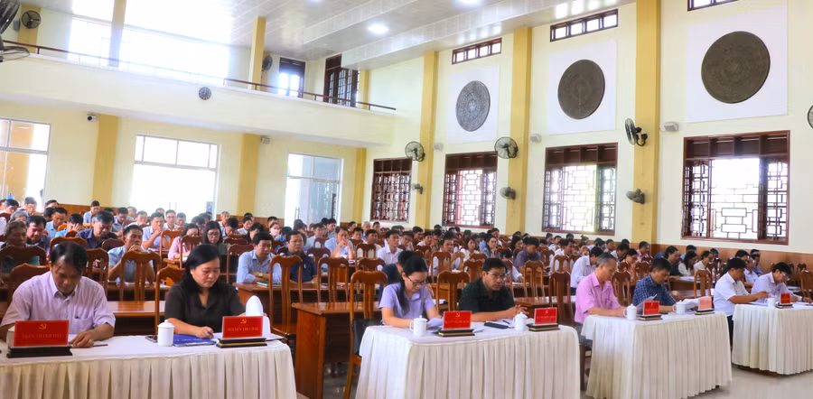 Cán bộ chủ chốt thị xã An Khê tham gia học tập, quán triệt các văn bản của Trung ương, Tỉnh ủy. Ảnh: Ngọc Minh