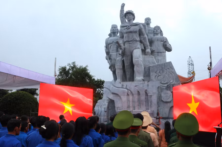 Tại Tượng đài Chiến thắng Đak Pơ diễn ra chương trình dâng hoa, dâng hương và thắp nến tri ân các Anh hùng liệt sĩ do Ban Thường vụ Tỉnh đoàn Gia Lai tổ chức. Ảnh: Ngọc Minh Tại Tượng đài Chiến thắng Đak Pơ diễn ra chương trình dâng hoa, dâng hương và thắp nến tri ân các Anh hùng liệt sĩ do Ban Thường vụ Tỉnh đoàn Gia Lai tổ chức. Ảnh: Ngọc Minh