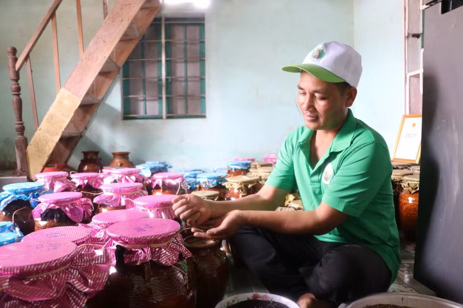 Anh Đinh Yang (làng Groi, xã Kông Pla) tất bật ủ rượu cần cung cấp thị trường Tết Nguyên đán 2024. Ảnh: Ngọc Minh