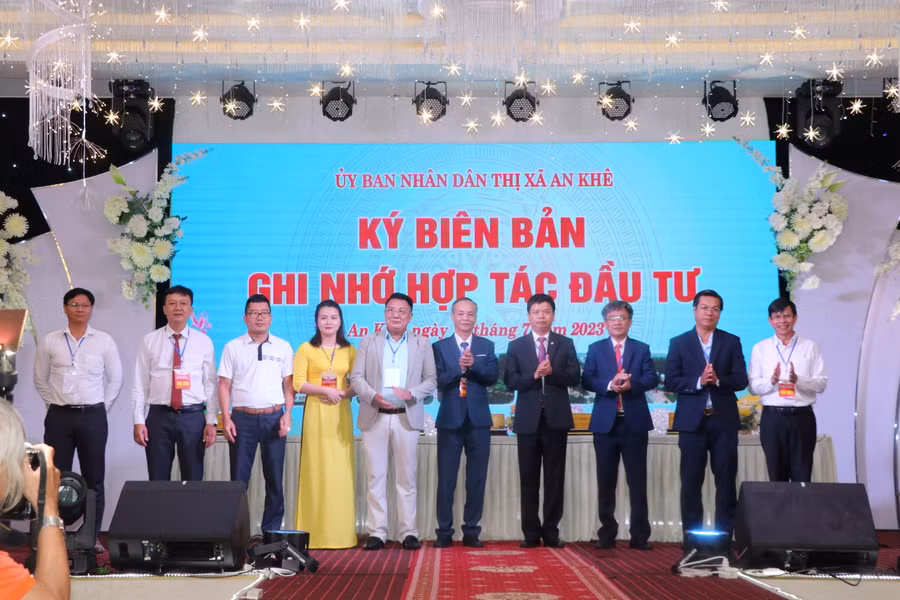 Các đồng chí lãnh đạo tỉnh, đại diện lãnh đạo sở, lãnh đạo địa phương chụp hình lưu niệm cùng các nhà đầu tư. Ảnh: Ngọc Minh