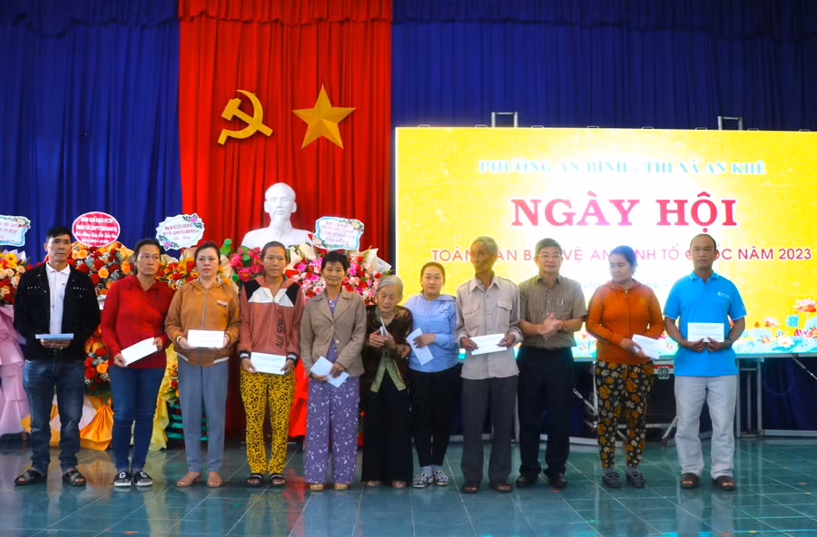 Tỉnh ủy viên, Giám đốc Sở Tài chính Nguyễn Anh Dũng (thứ 3 bên phải) đại diện Ban Chỉ đạo tỉnh tặng quà các gia đình chính sách có hoàn cảnh khó khăn. Ảnh: Ngọc Minh