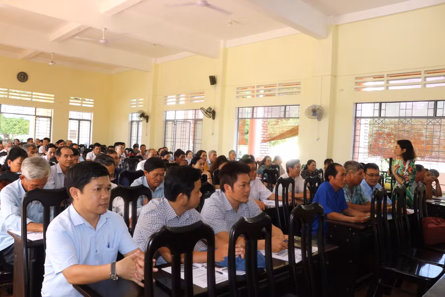 Hơn 100 cán bộ làm công tác quản lý thương mại; hợp tác xã, hộ sản xuất kinh doanh nông sản trên địa bàn các huyện Đak Pơ, Kbang, Kông Chro và thị xã An Khê tham gia lớp tập huấn, bồi dưỡng kiến thức. Ảnh: Ngọc Minh