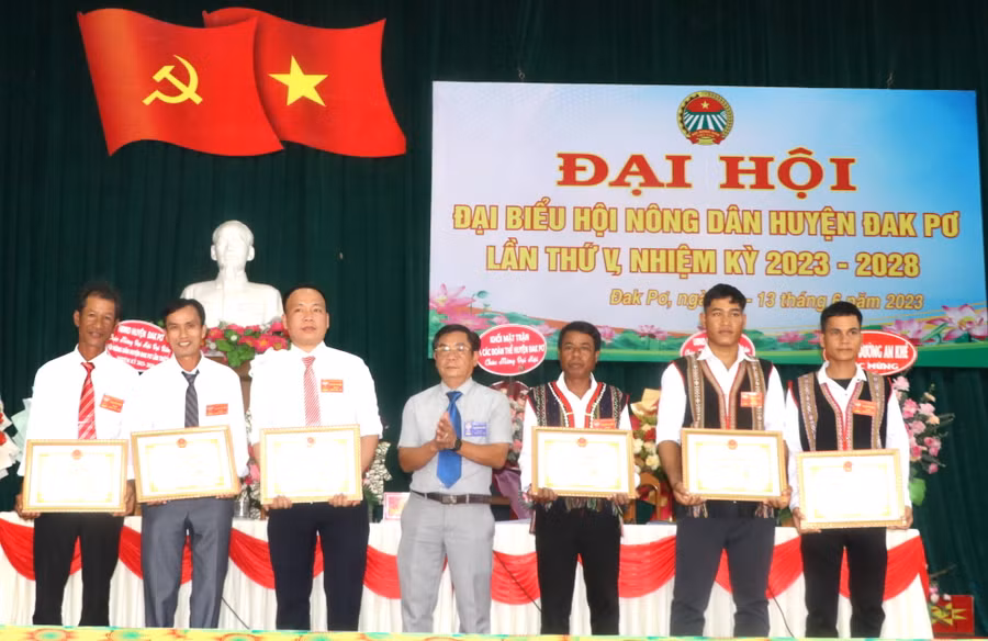 Thay mặt Chủ tịch UBND huyện Đak Pơ, Phó Chủ tịch UBND huyện Huỳnh Văn Hơn tặng giấy khen các tập thể đã có thành tích xuất sắc trong công tác Hội và phong trào nông dân, nhiệm kỳ 2018-2023. Ảnh: Ngọc Minh