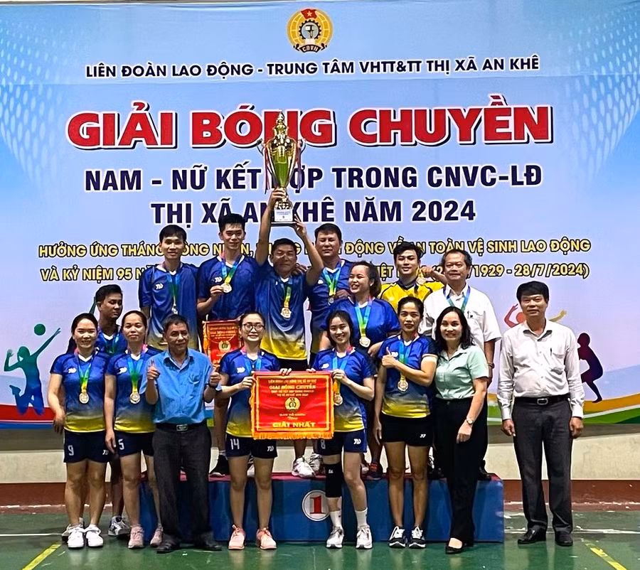 Đại diện Ban tổ chức trao cúp cho đội giành giải nhất Giải bóng chuyền nam-nữ kết hợp trong công nhân viên chức-lao động thị xã An Khê năm 2024. Ảnh: Ngọc Minh
