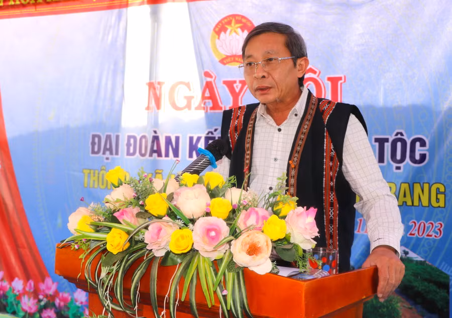 Ủy viên Ban Thường vụ Tỉnh ủy, Trưởng Ban Tuyên giáo Tỉnh ủy Gia Lai Huỳnh Thế Mạnh phát biểu tại Ngày hội Đại đoàn kết toàn dân tộc tại thôn 3 (xã Kông Pla, huyện Kbang). Ảnh: Ngọc Minh
