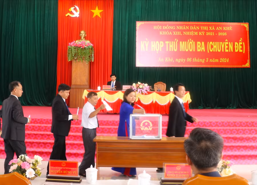 Các đại biểu dự kỳ họp bầu bổ sung Chủ tịch HĐND thị xã, Chủ tịch UBND thị xã An Khê khóa XIII, nhiệm kỳ 2021-2026. Ảnh: Ngọc Minh