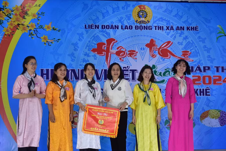 Bà Lê Thị Hồng Minh (thứ 3 bên phải)-Phó Chủ tịch UBND thị xã An Khê trao giải nhất cho đội Công đoàn Trung tâm Y tế thị xã. Ảnh: Ngọc Minh Bà Lê Thị Hồng Minh (thứ 3 bên phải)-Phó Chủ tịch UBND thị xã An Khê trao giải nhất cho đội Công đoàn Trung tâm Y tế thị xã. Ảnh: Ngọc Minh