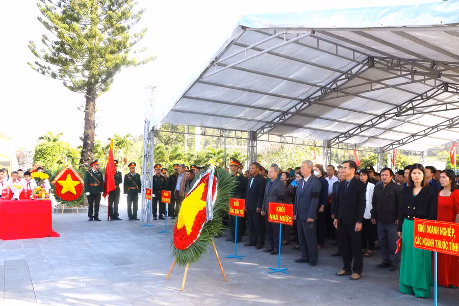 Quang cảnh lễ truy điệu và an táng 1 liệt sĩ tại huyện Kông Chro. Ảnh: Ngọc Minh