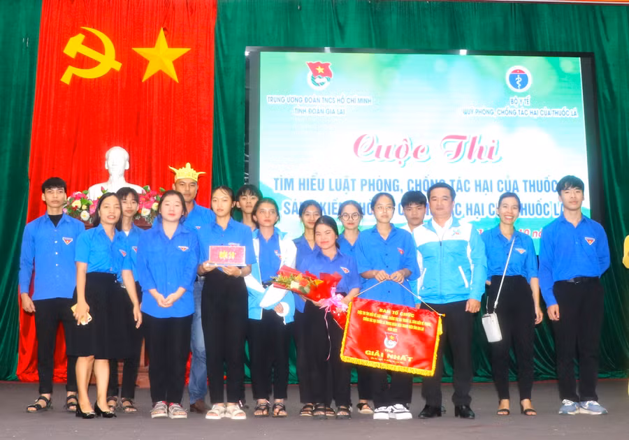 Anh Đỗ Duy Nam-Phó Bí thư Tỉnh đoàn, Trưởng Ban tổ chức (thứ 3 bên phải) trao cờ, hoa và quà cho đội đạt giải nhất. Ảnh: Ngọc Minh