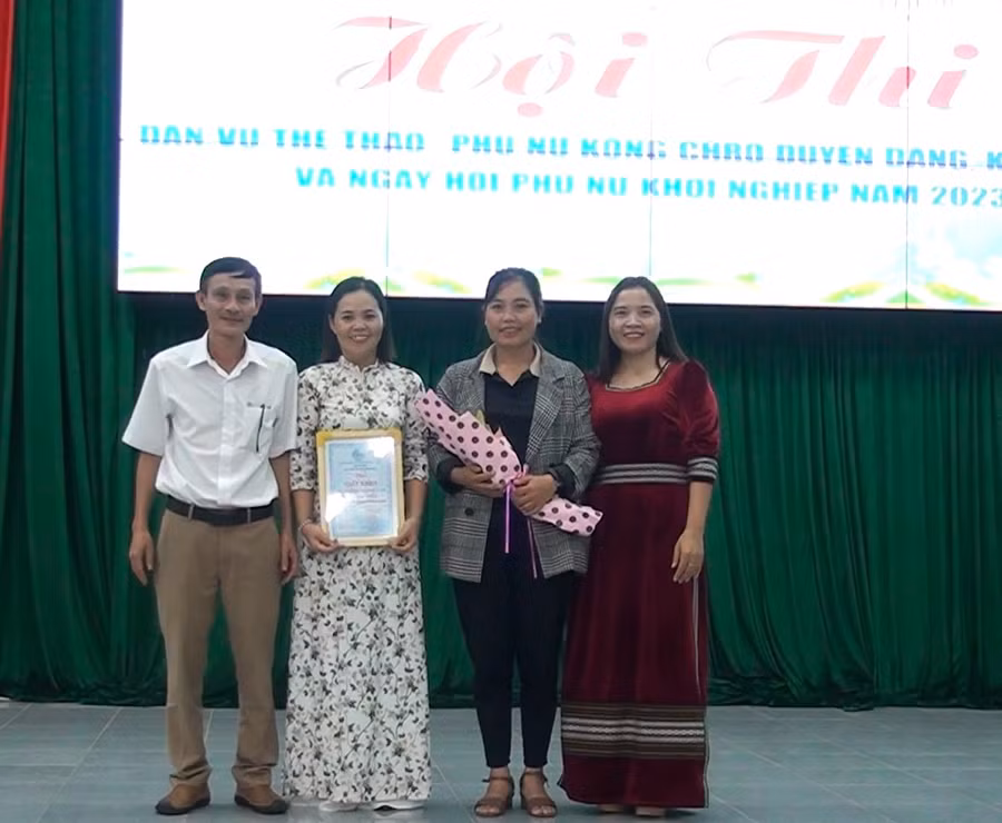 Ban tổ chức trao giải nhất cho gian hàng xã Đak Pơ Pho và xã Ya Ma, huyện Kông Chro. Ảnh: Ngô Chiến