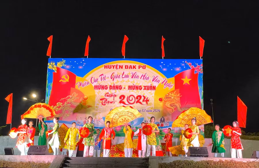 Để tạo không khí vui tươi, phấn khởi phục vụ nhân dân đón Tết cổ truyền, tối ngày 6-2, huyện Đak Pơ tổ chức chương trình giao lưu văn hóa, văn nghệ mừng Đảng, mừng Xuân Giáp Thìn năm 2024. Ảnh: Tuyết Mai