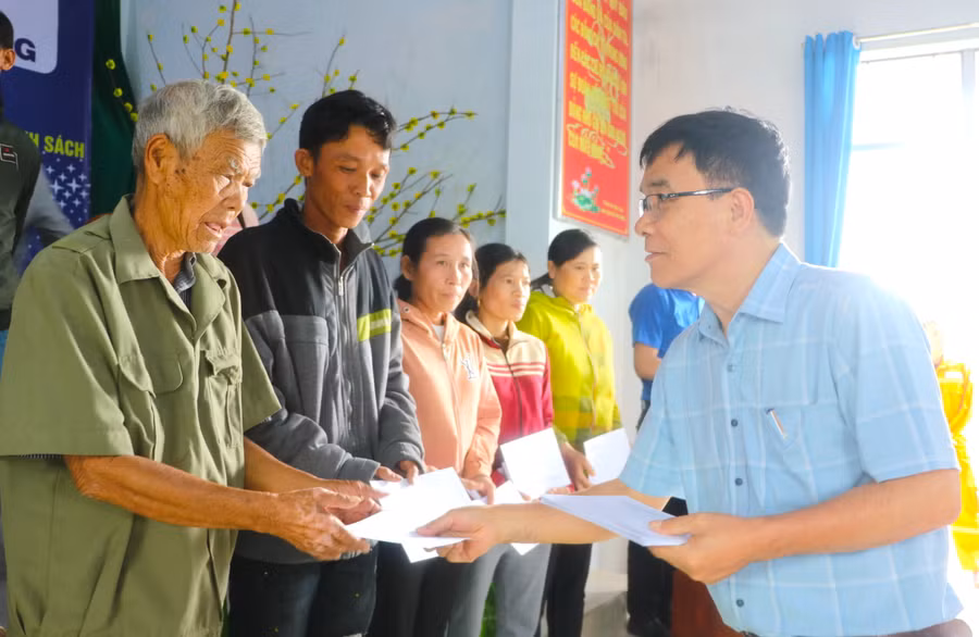 ông Đỗ Đức Hoài-Phó Giám đốc Công ty Thủy điện An Khê-Ka Nak tặng quà hộ nghèo, hộ khó khăn ở phường An Phước, thị xã An Khê. Ảnh: Ngọc Minh