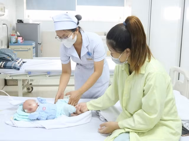 Điều dưỡng Thảo thăm bé sơ sinh sặc sữa, ngưng thở được chị cấp cứu ngoại viện. Ảnh: Minh Lý Điều dưỡng Thảo thăm bé sơ sinh sặc sữa, ngưng thở được chị cấp cứu ngoại viện. Ảnh: Minh Lý