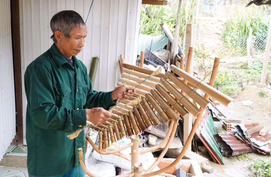 Ông A Neng thành thạo chơi các loại đàn. Ảnh: V.T