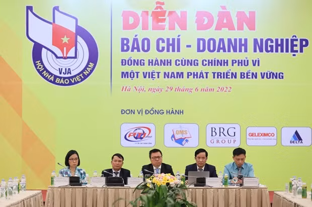 Đoàn Chủ tịch điều hành Diễn đàn 'Báo chí-doanh nghiệp đồng hành cùng Chính phủ vì một Việt Nam phát triển thịnh vượng' diễn ra tại Hà Nội ngày 29/6/2022. (Ảnh: Hoàng Hiếu/TTXVN) Đoàn Chủ tịch điều hành Diễn đàn 'Báo chí-doanh nghiệp đồng hành cùng Chính phủ vì một Việt Nam phát triển thịnh vượng' diễn ra tại Hà Nội ngày 29/6/2022. (Ảnh: Hoàng Hiếu/TTXVN)
