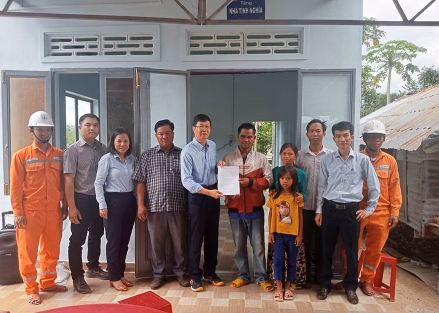 Công ty Điện lực Gia Lai bàn giao nhà cho bà Rơ H'Yôn (buôn Ia Jip, xã Chư Drăng, huyện Krông Pa). Ảnh: K.N