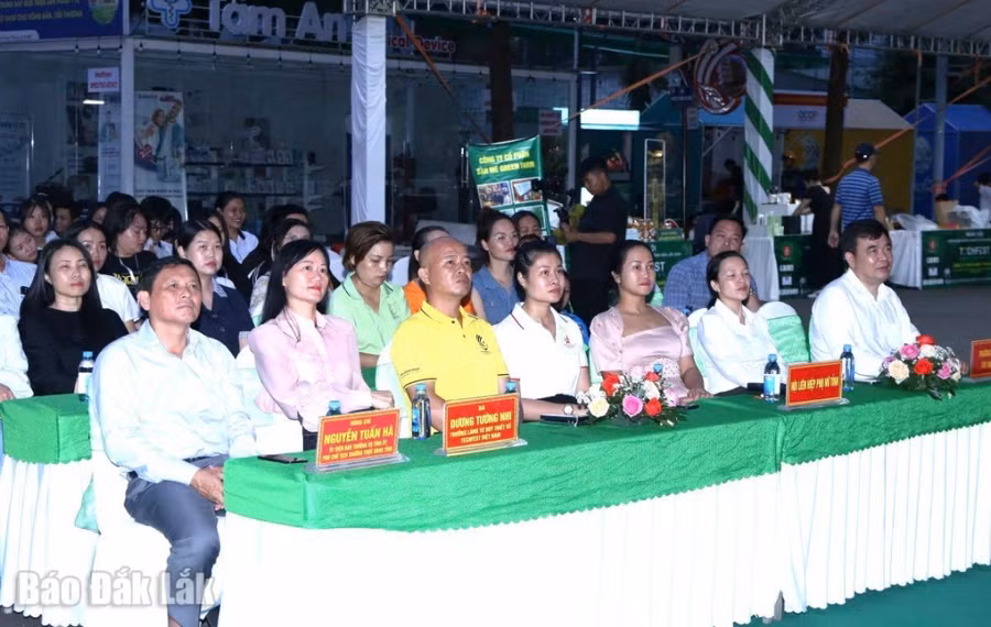 Các đại biểu tham dự Lễ bế mạc.