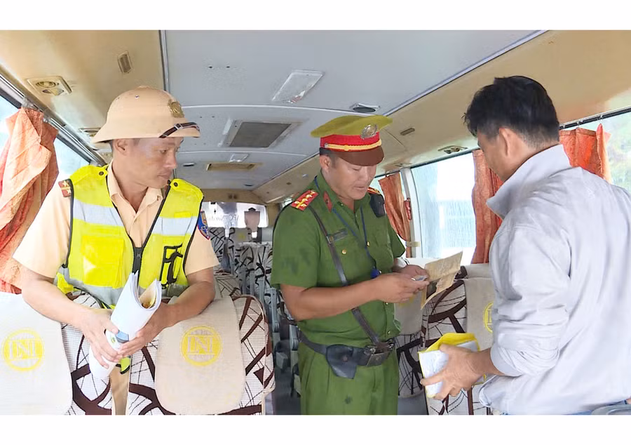 Lực lượng Công an TP. Pleiku kiểm tra các giấy tờ liên quan đối với tài xế điều khiển xe đưa đón học sinh Trường Quốc tế châu Á Thái Bình Dương Gia Lai. Ảnh: T.D