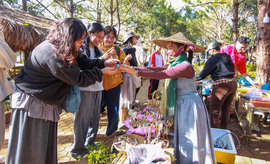 Trải nghiệm sản phẩm tinh dầu từ tiêu rừng Măng Đen. Ảnh: H.T