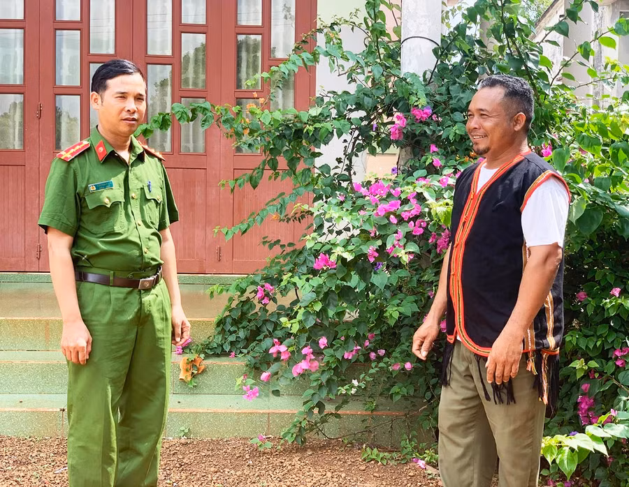 Ông Siu Đer (bìa phải) là gương sáng của làng Khô Roa (xã Ia Rong, huyện Chư Pưh) trên nhiều lĩnh vực. Ảnh: R.H